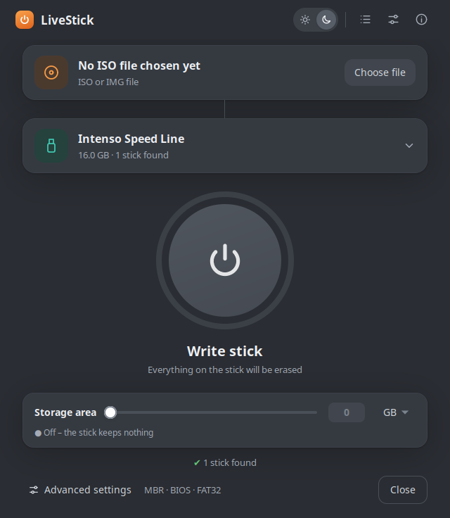 Rikus LiveStick in der dunklen Ansicht: noch keine ISO-Datei gewählt, USB-Stick erkannt